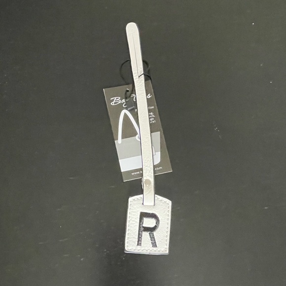 NWT “K•Carroll” Bag Tag,  Monogram Letter "R" White Bag Tag with "Black" Letter - Picture 1 of 6